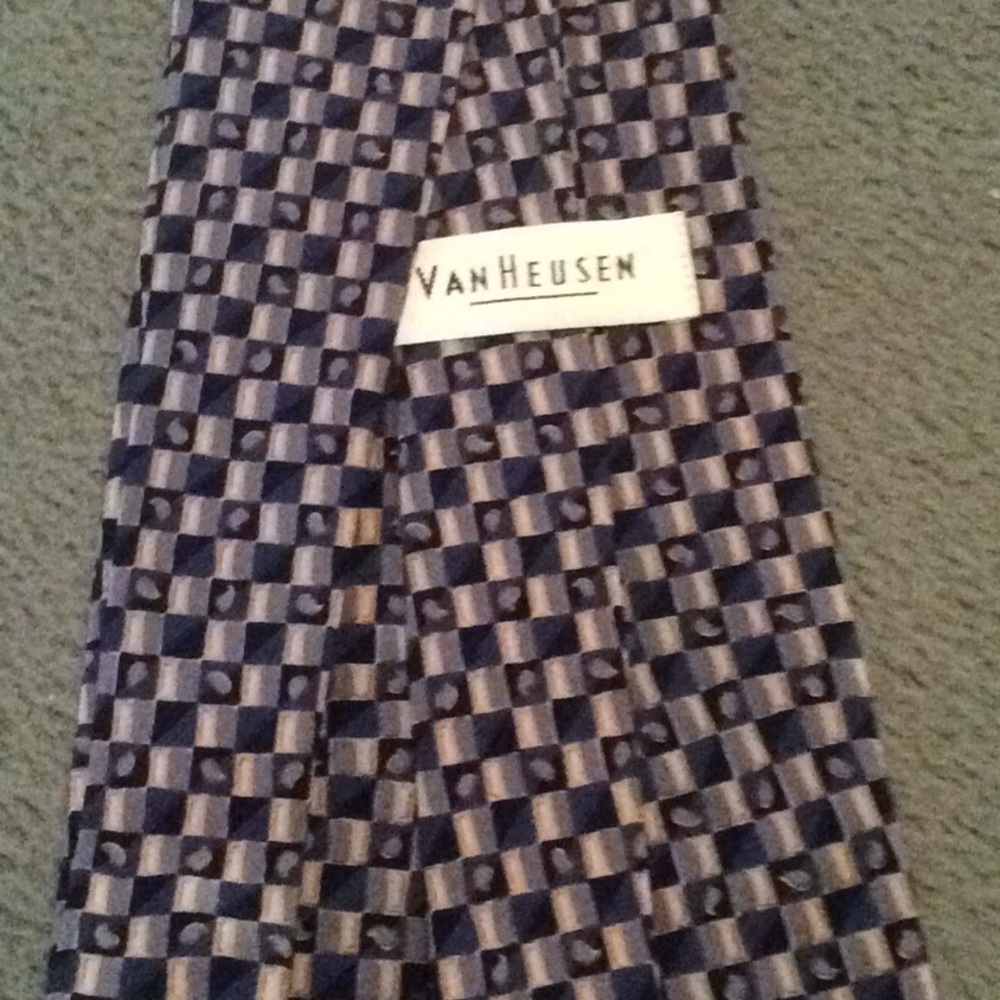 Beautiful Shades of Blue/Cream 💯% Silk Tie